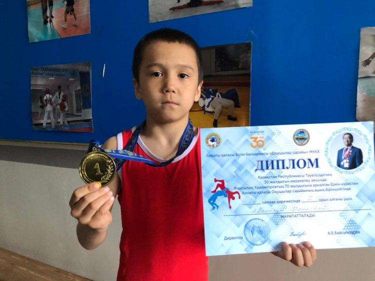 1Ә сынып оқушысы Манасбай Абылайхан күрестен 1 орын алды
